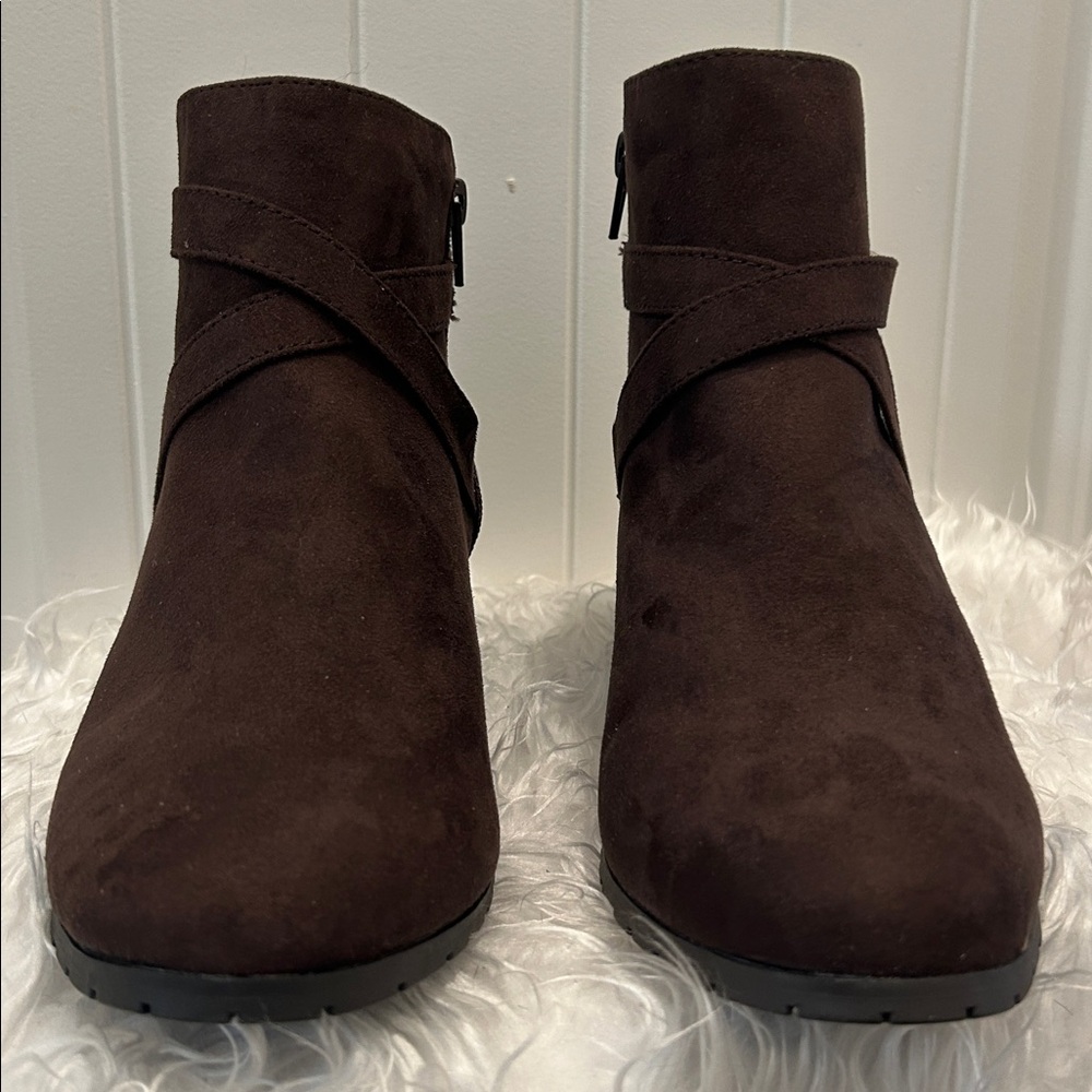KAREN SCOTT Brown Ankle Booties Buckle Accent Almond Toe Block Heel Size 10 Wide - Picture 3 of 9